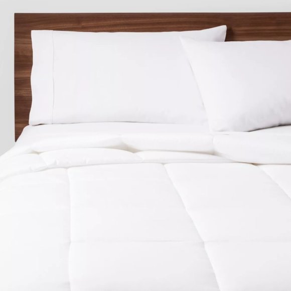 Room Essentials Other - All Season Comforter Insert Full/Queen